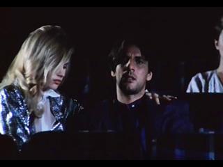 Девушка делает минет в кинотеатре