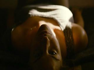 Дочка дрочит и кончает лежа возле матери