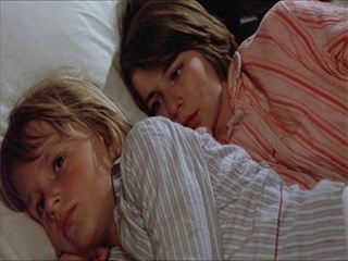 Озабоченная сестра совращает своего маленького брата