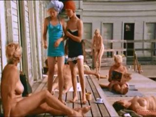 Переодевшись в девушек, проникли в женскую купальню