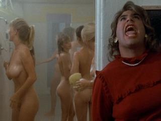 Переодевшись в женщину пробрался в школьную душевую