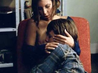 Старшая сестра позволяет брату ласкать ее грудь