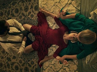 Жена держит служанку пока муж трахает и кончает в нее