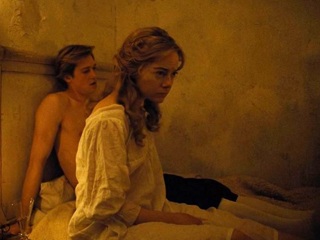 Жена дрочит фиктивному мужу чтобы он не приставал