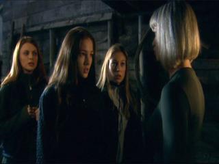 Женщина скрывает троих девушек в обмен на интим с ними